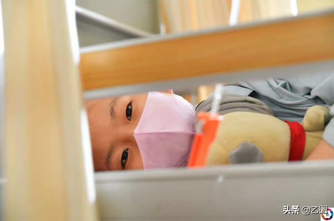 出租房唱歌女孩,出租房弹钢琴的孩子