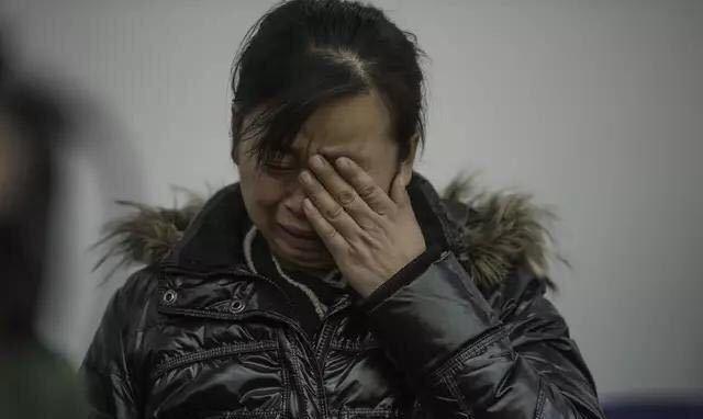 怀孕女子被车撞死，家里却总有婴儿哭声，推开婆婆屋丈夫报了警