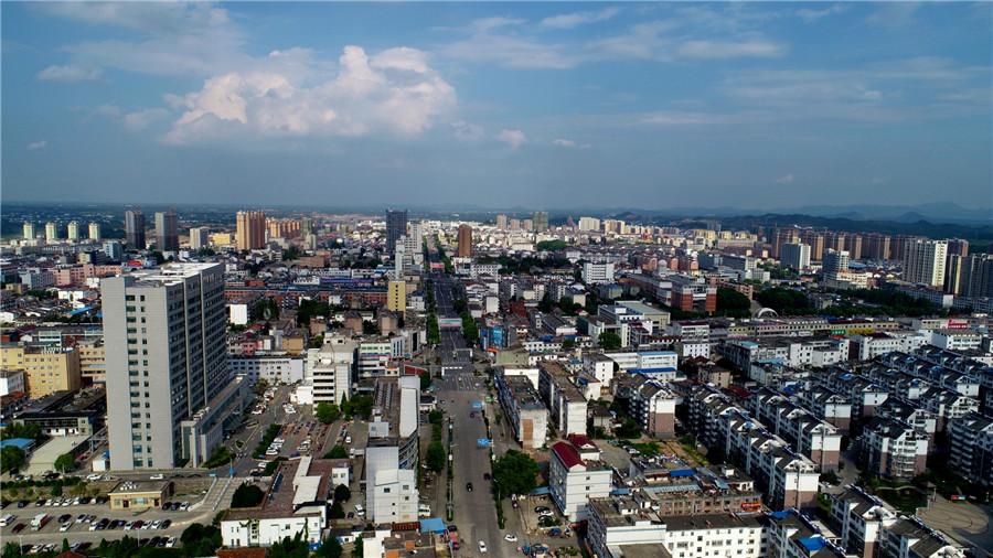 大别山脚下，长河岸边，40年崛起一座新城