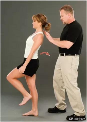 腰痛是不是因为驼背,腰两侧椎弓崩裂什么引起的