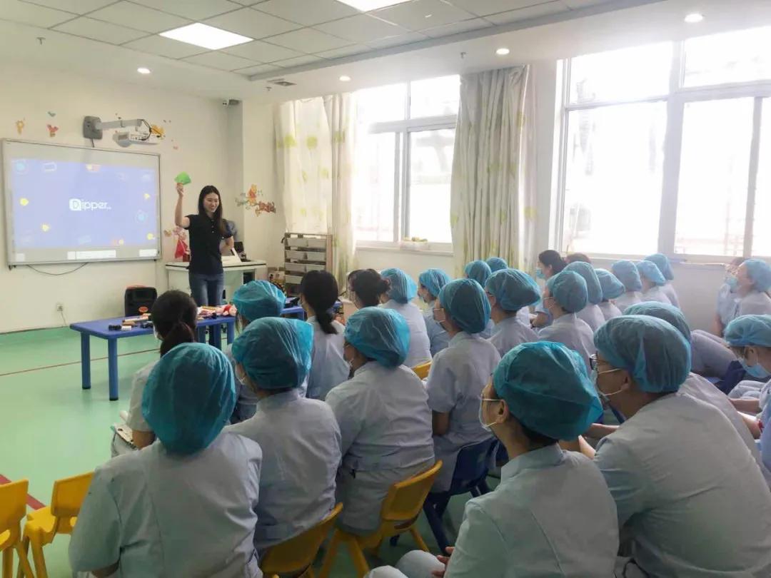 借助沟通辅具，5岁语障儿童第一次“说”出了“我爱妈妈”