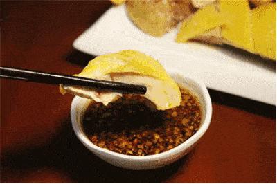 海南人吃白斩鸡蘸酱油小米辣,海南吃白斩鸡蘸的油叫什么
