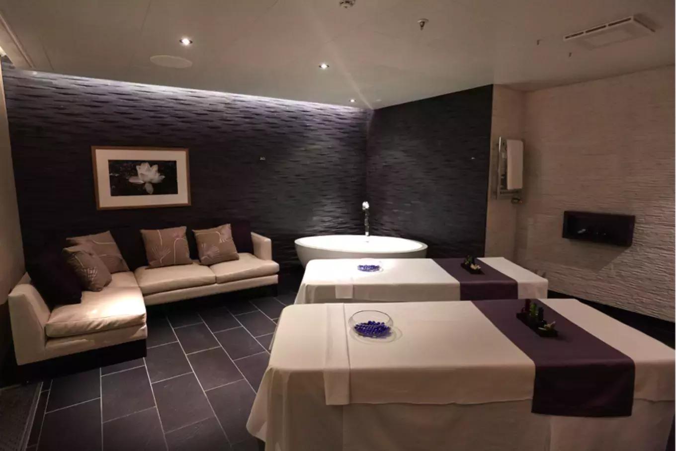 环球蜜月的小两口，免费上了一座价值8亿欧元的邮轮