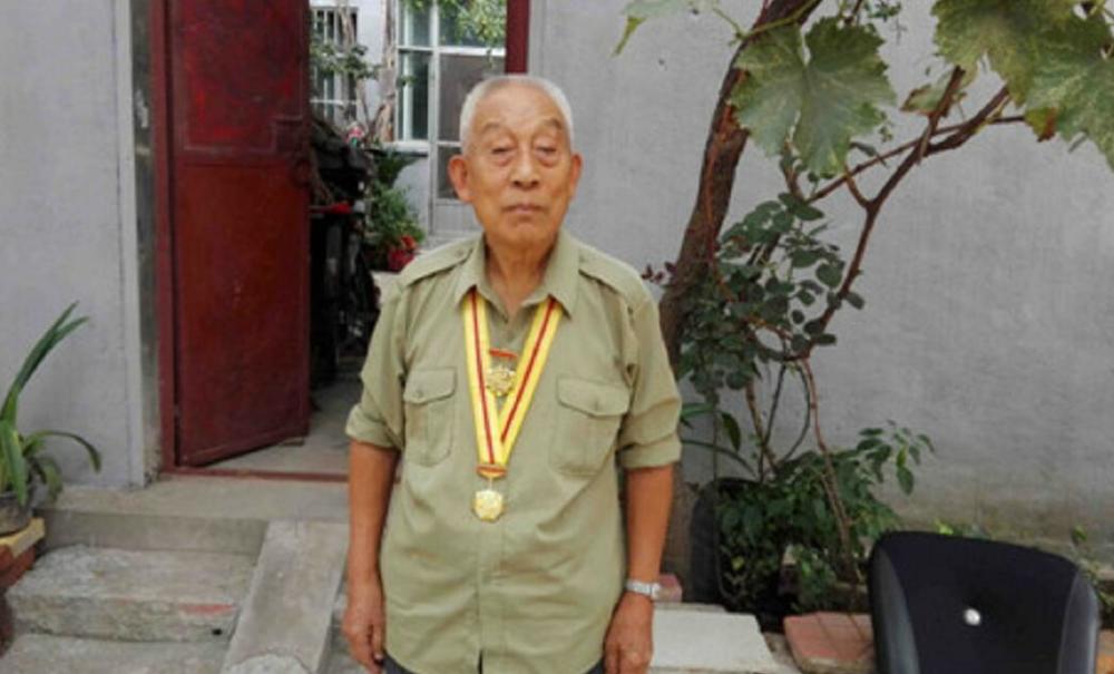 山东一老汉持有双枪七十多年,96岁山东老汉持双枪