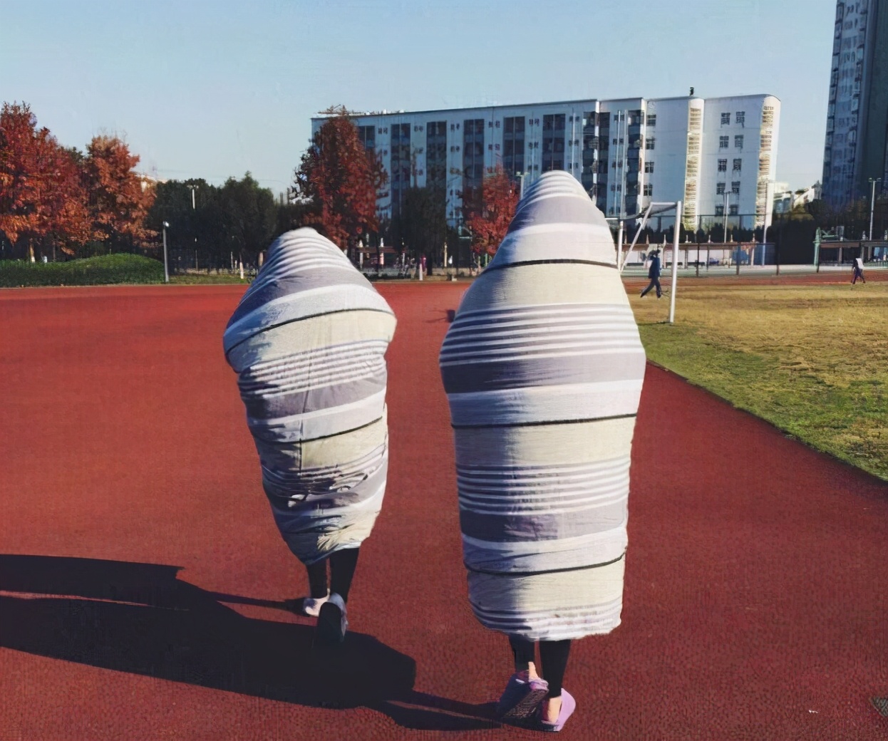 大学生晒被子的搞笑方式,盘点大学生花式“晒被子”名场面