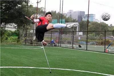 95后独腿小伙练足球用坏57副拐杖,励志神奇小子