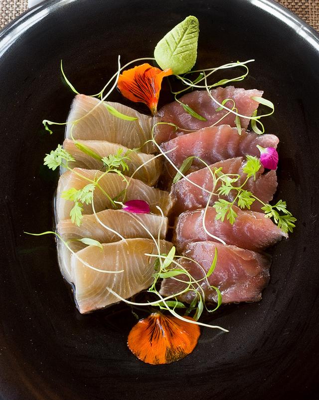 房间旁边就是泳池,房间旁边就是淋浴室