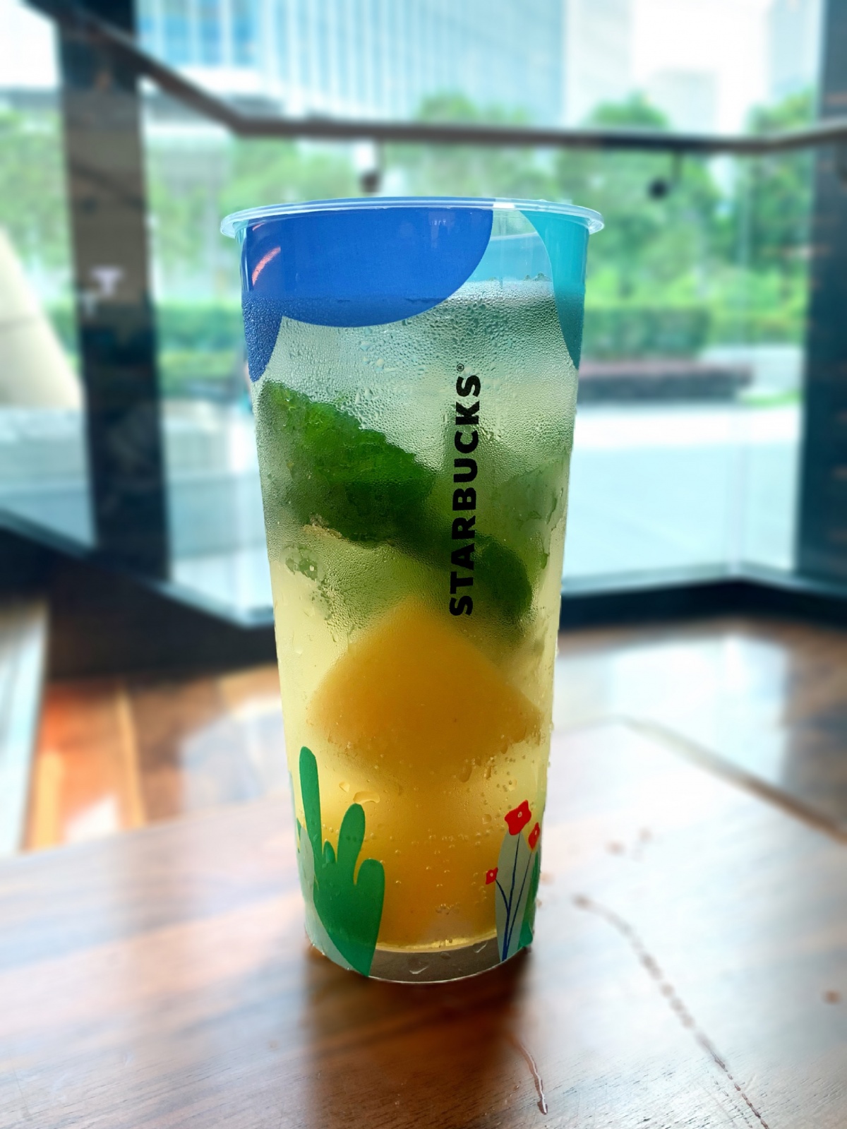 星巴克出了酒精饮料？8款星巴克新品冰调全线测评！