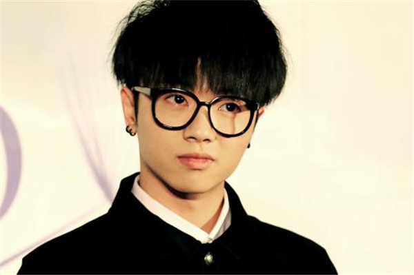 华晨宇陷入整容争议,素颜旧照被曝光,与如今的形象相差甚远