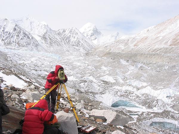 珠穆朗玛峰峰顶是属于哪个国家,珠穆朗玛峰峰顶现在是多少米