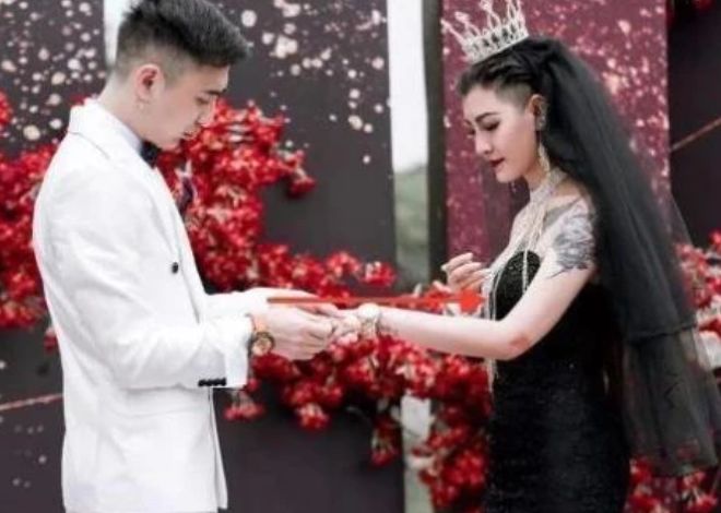 曾经满身纹身穿黑婚纱爆红的新娘,曾经爆红的黑婚纱新娘