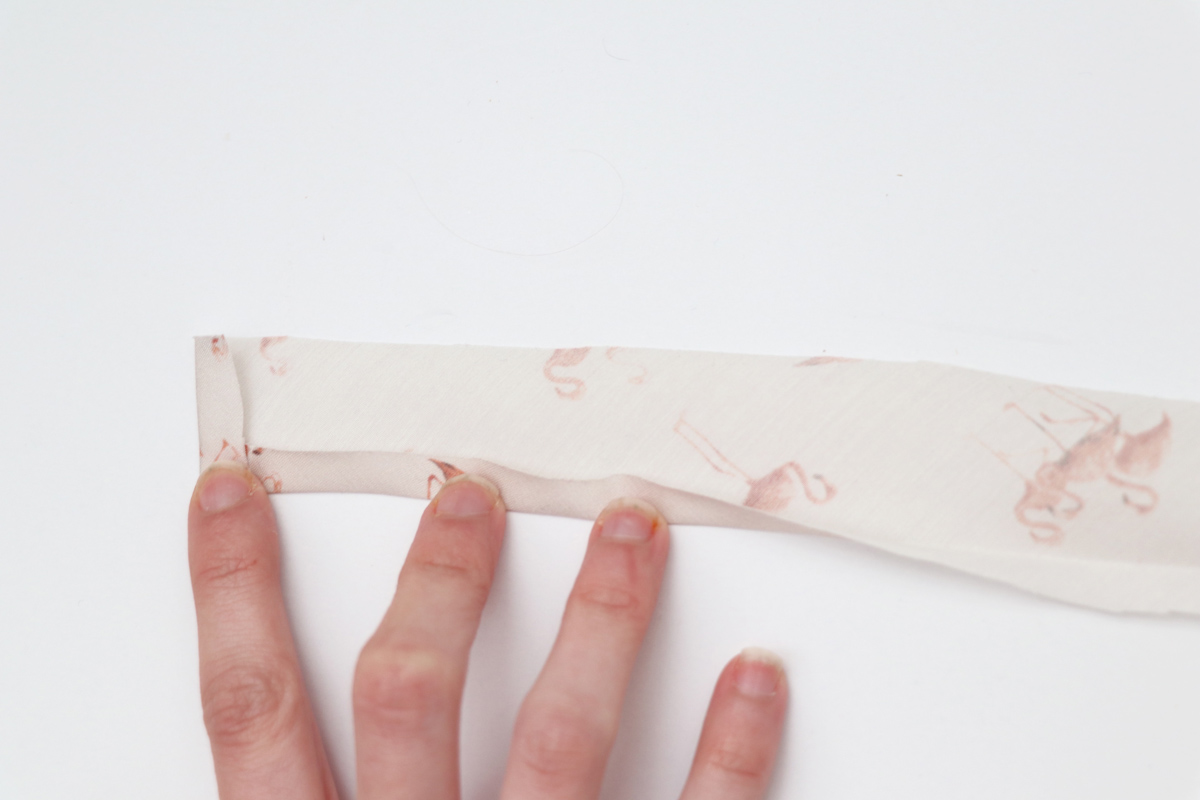 领口和领子的缝合方法,v领领口中间有三针平针缝合方法