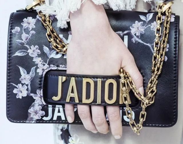 李宇春和刘雨昕私下关系,李宇春刘雨昕穿裙子