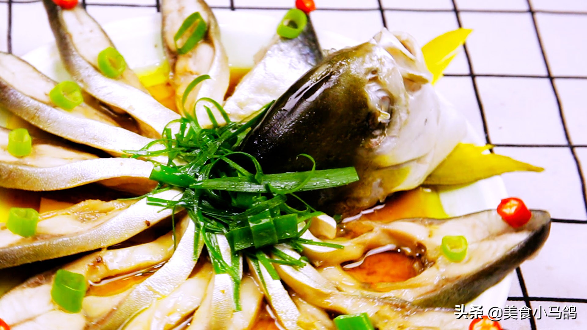继续清理年货库存，教你做一道颜值爆表的清蒸鱼，晒朋友圈后火了