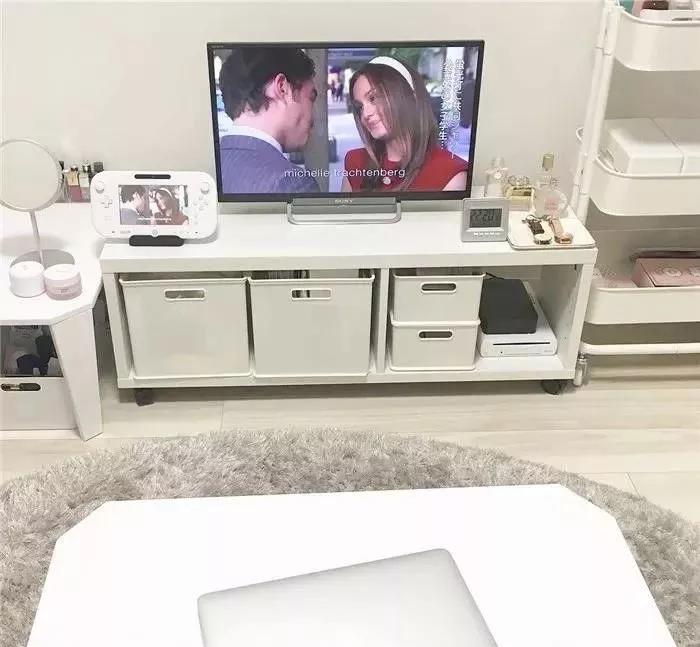 28岁郑爽卧室曝光引热议：“性冷淡”的人生，真的很爽