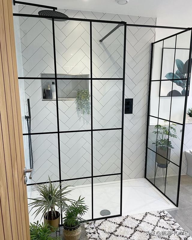 她家卧室满贴镜子，不拘小节，全屋温馨极致，很漂亮