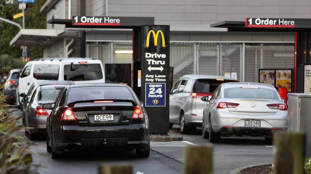 黑帮“*私走**”KFC全家桶被捕？吃不到垃圾食品，新西兰人馋坏了