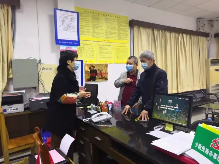 战疫路上的主心骨兼守护人员,在疫情期间站岗值守志愿者