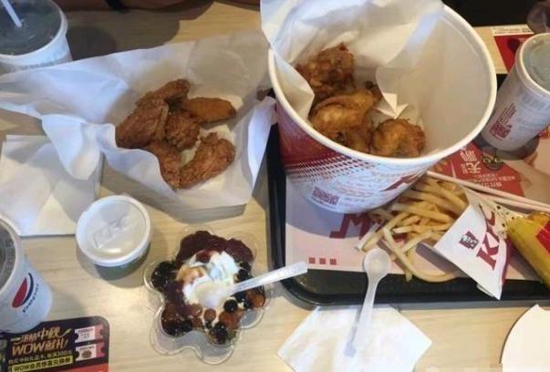 肯德基全家桶里面都有什么东西,肯德基全家桶中间为什么要放纸