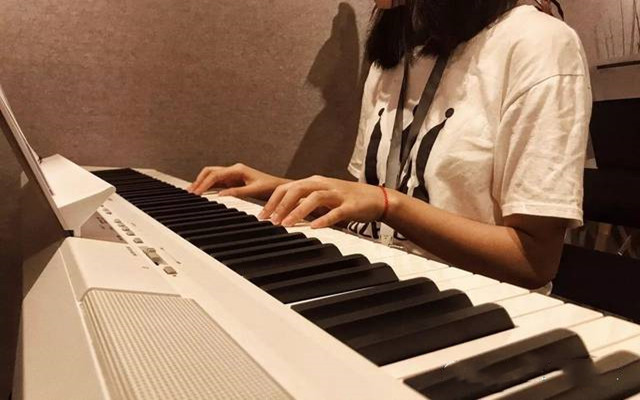 如何练钢琴手指灵活性,钢琴如何控制左右手力度不一样