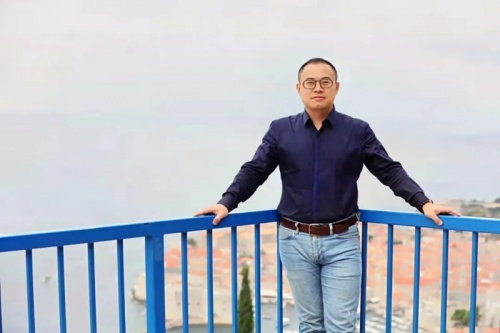 对话顾中飞:“5度微光”质感岩板能否成为简舍版“金花米黄”?