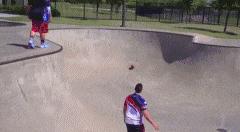 “兄弟睡觉压得胳膊都变色了，要不要叫醒他？”醒来一定很酸爽