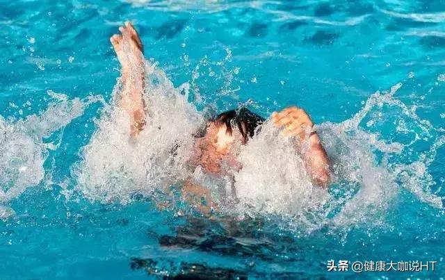 游泳的时候突然抽筋怎么办,游泳的时候突然抽筋应该怎么办