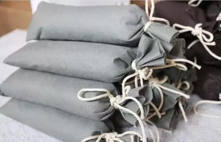 黑色呢子大衣粘毛起球处理多少钱,大衣粘毛怎么办教你一招巧除毛絮