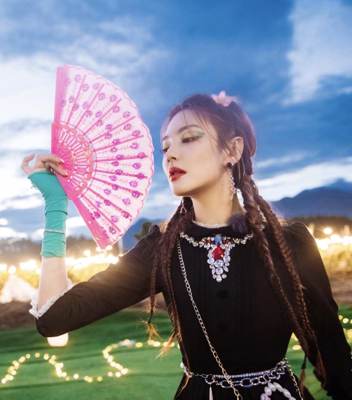 张雨绮走红毯绿色深v抹胸礼服,张雨绮穿玫红色大v礼服走红毯