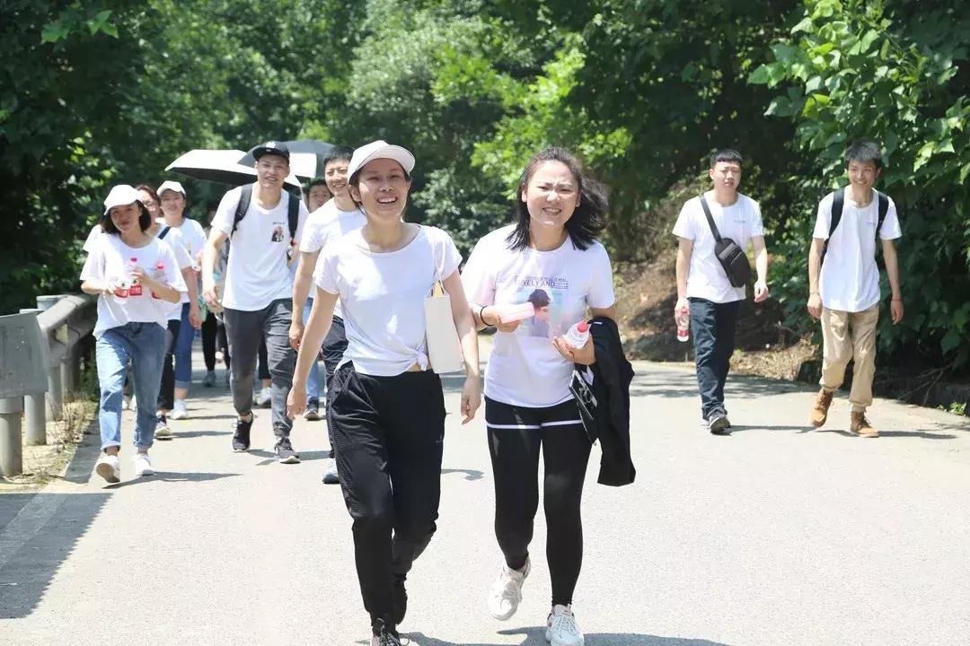好老师教育“风雨同行十五载，携手并肩再奋进”主题拉练活动启动