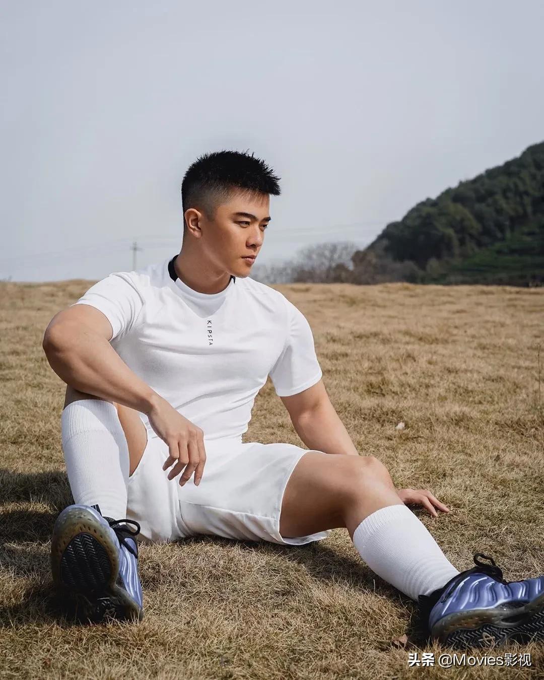 穿短裤比汪小菲还好看！奶凶腱子肉小狼狗，浴室照疯狂撩粉！