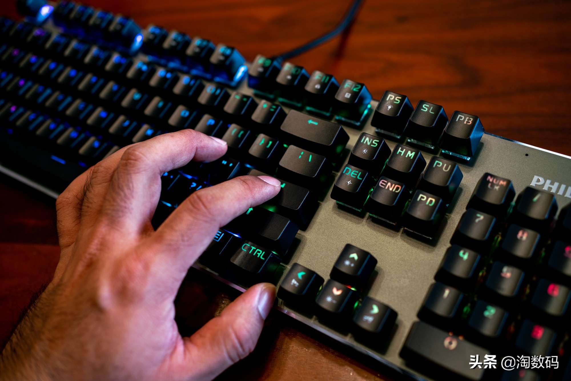 99元捡漏,有什么100多的rgb青轴机械键盘