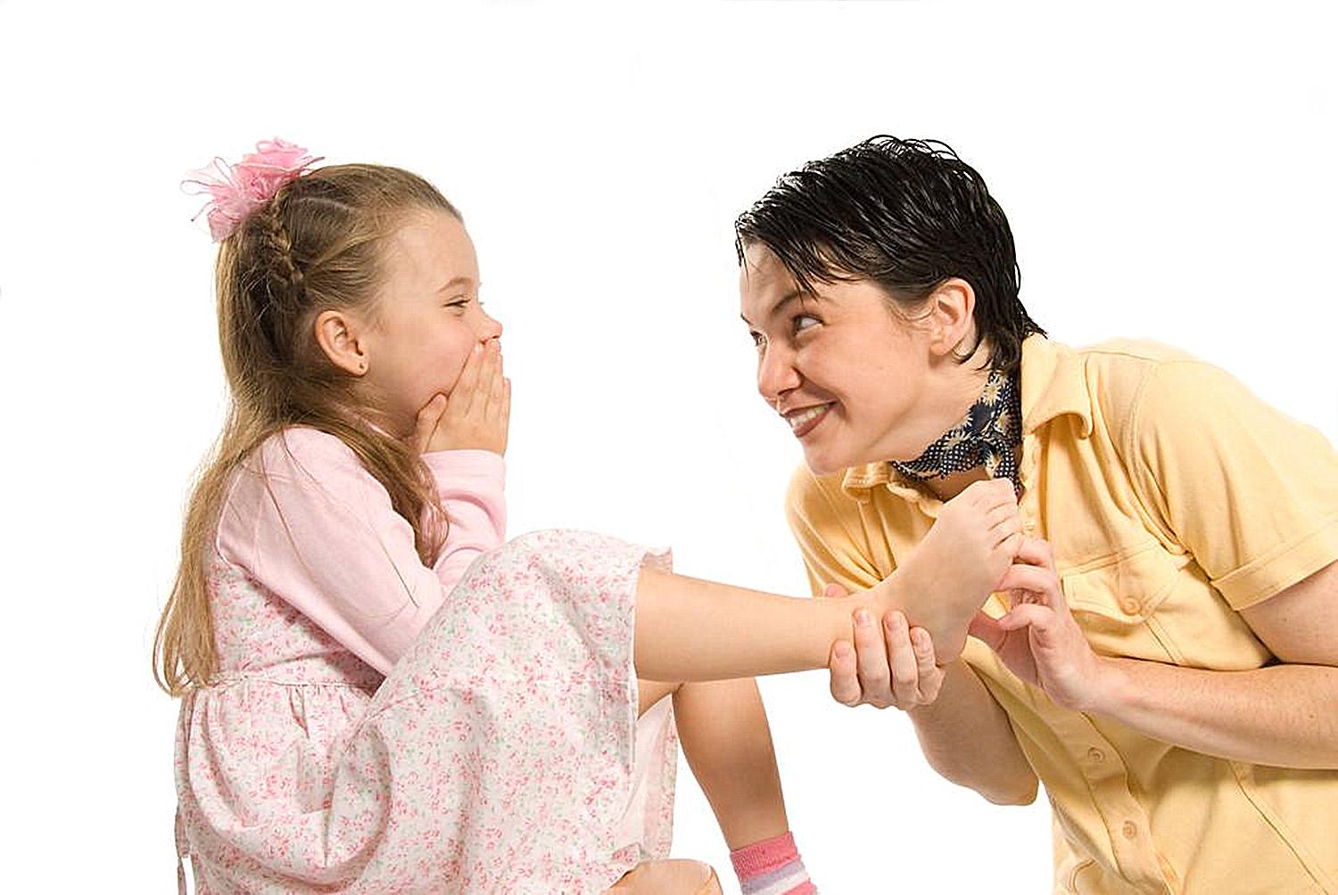 老人喜欢摸孩子“*处私**”逗孙子，妈妈非常无奈，感觉膈应又恶心