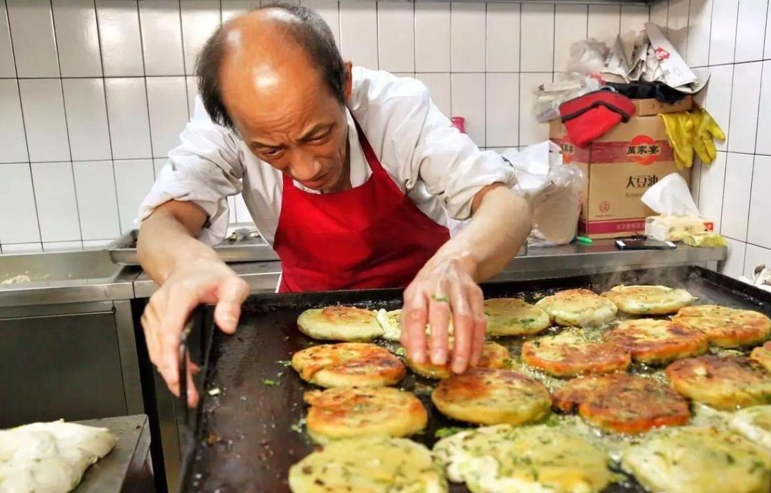 江苏小伙在上海做葱油饼30年,上海最火的葱油饼店