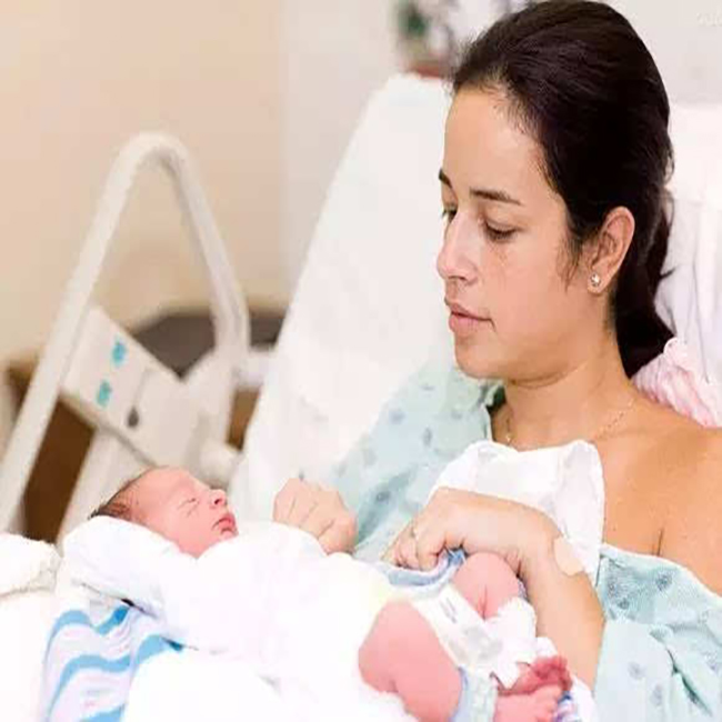 四个月宝宝一直母乳喂养，七天便一次而且放屁臭，妈妈放屁也臭