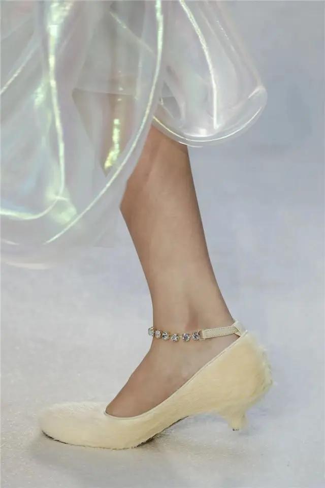 小白鞋船鞋平跟,小白鞋已经过时了