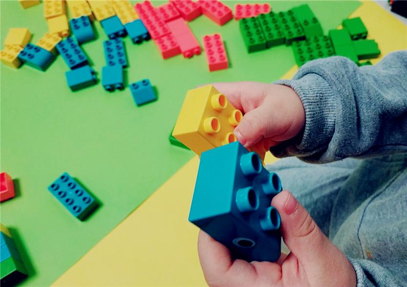 积木是每个宝宝必备的早教玩具,3-6岁大颗粒积木启蒙