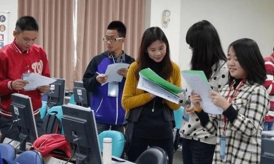 大学辅导员工资单曝光,看到真实收入后,网友直呼羡慕极了