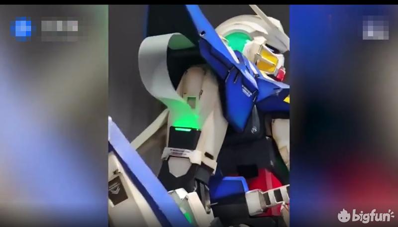 穿上一身牛B机甲放大招是每个男孩的美梦