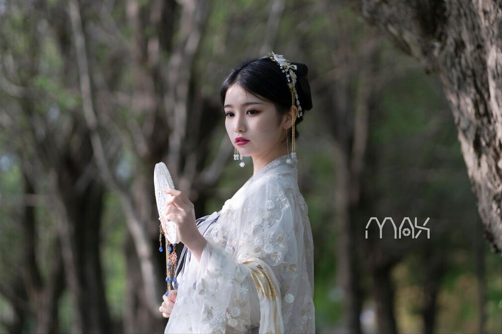 故事:整日嫌恶她的富家公子,将她第一次绣的丑荷包,偷偷藏三年