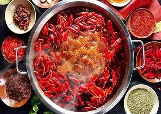 冬天吃火锅浑身臭味怎么办？聪明人都是穿雨衣吃，网友：学到了！