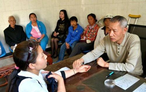 为了治好父亲的病去学医,爸爸自学中医给儿子治病