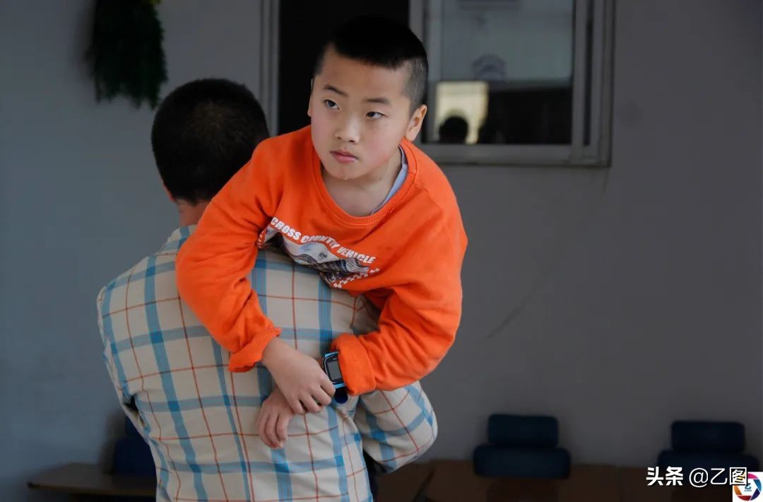 脑瘫双胞胎奶奶,三胞胎患脑瘫家人不离不弃