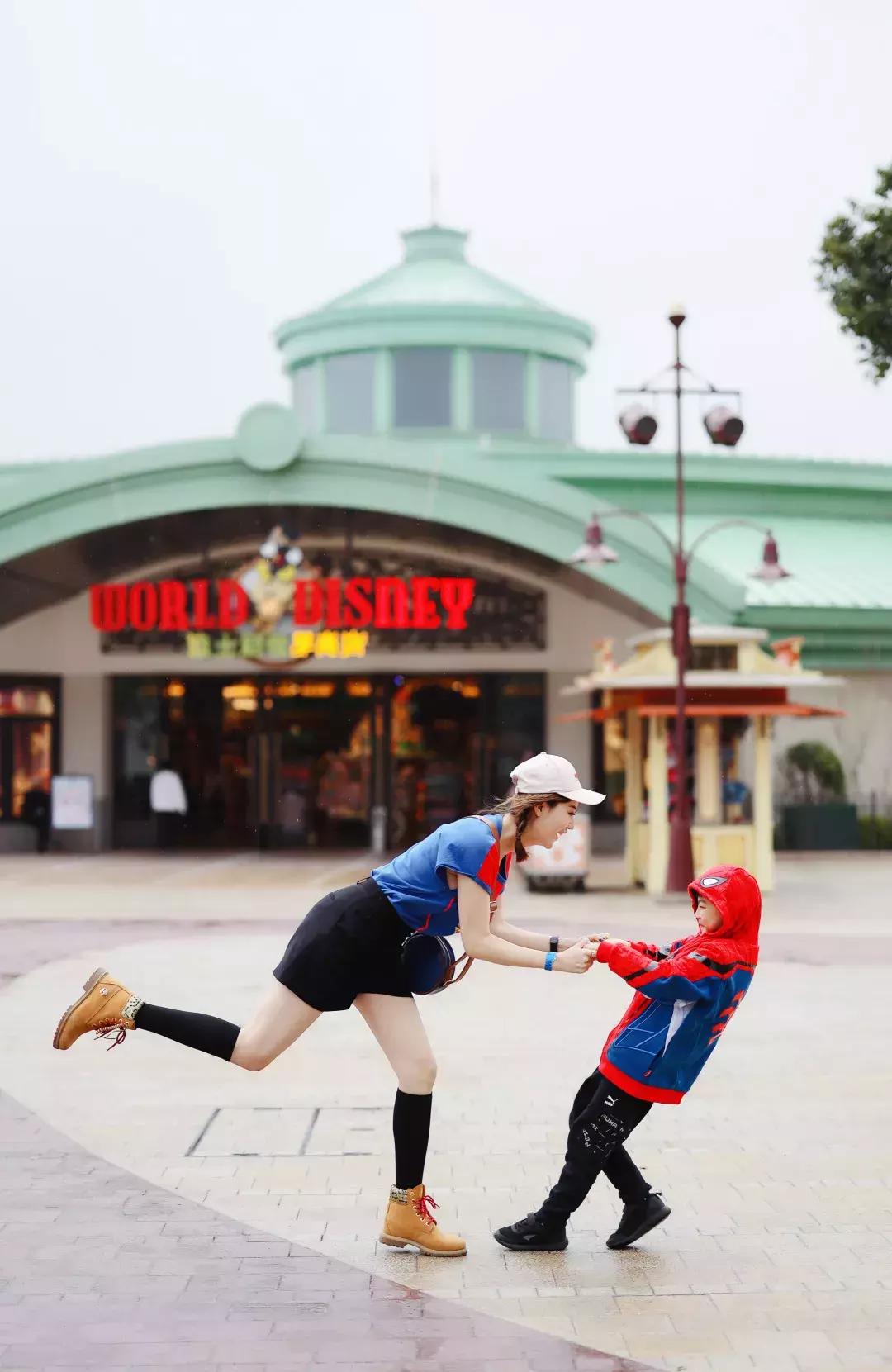我们在上海迪士尼里玩耍了一天，发现穿的美才能玩的好！