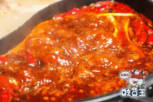 网红“爸爸”终于来了！1分钟就能吃的牛排火锅，连锅底都有肉