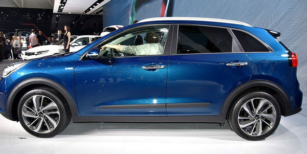 起亚极睿新款,2020款起亚极睿混动版海外实拍