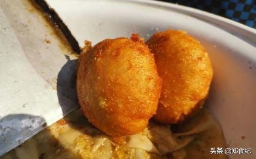 开封老夫妻卖枣糕，4块钱一个，每天只卖5个小时，排队都抢不到