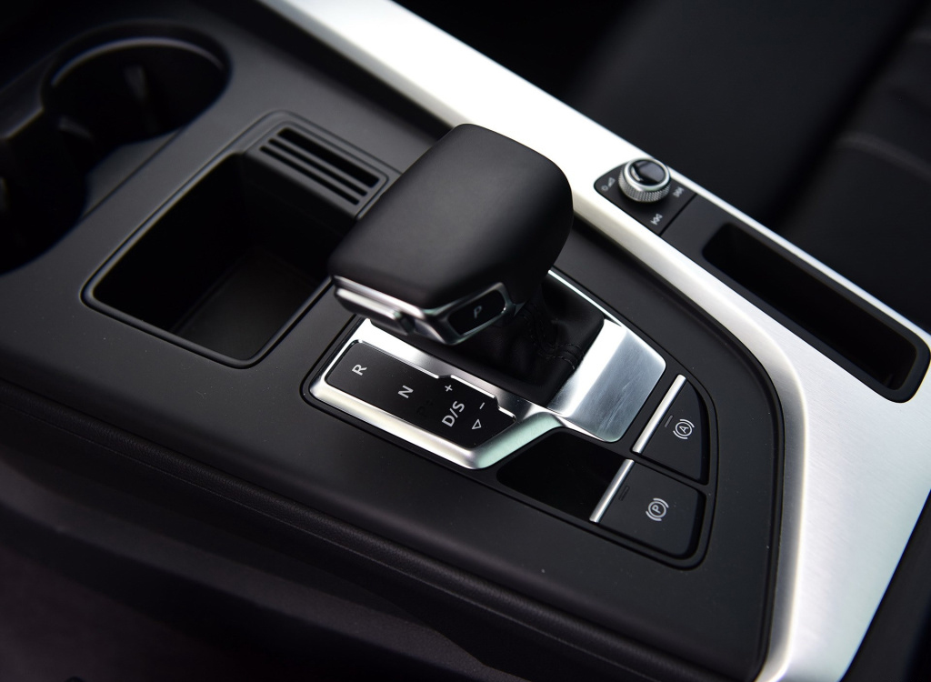 奥迪a4l乞丐版值得购买吗,全款买奥迪a4l豪华动感送什么