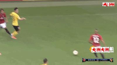 武磊一挑三打进国足,武磊中超7粒进球集锦