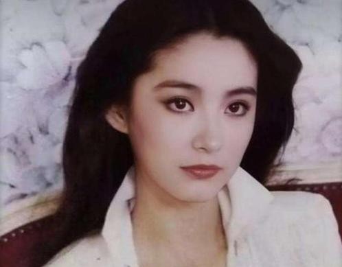 一代侠女插足秦汉婚姻,嫁豪门却独守空房,继女还深陷“*照门艳**”